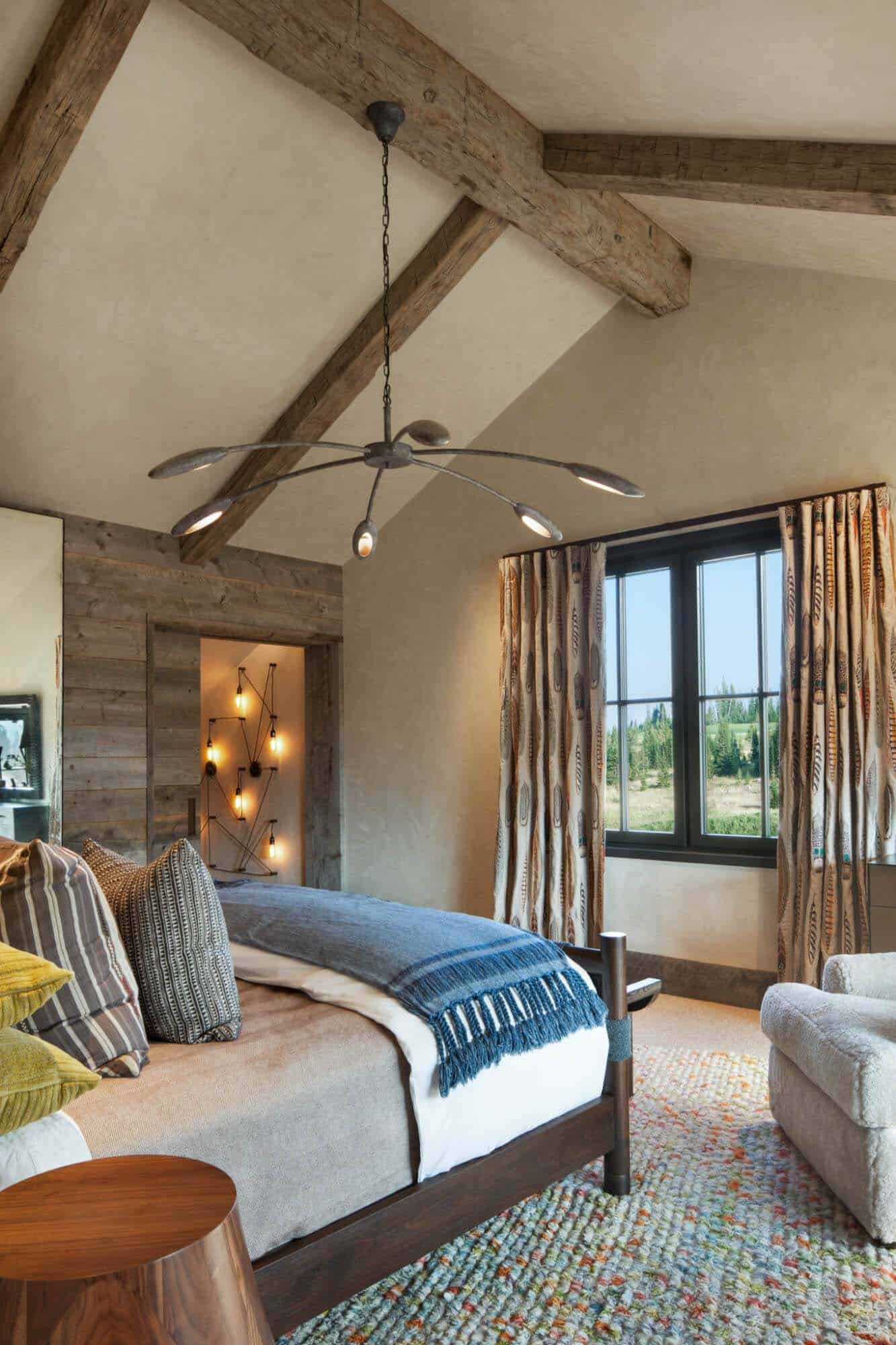 rustic-mountain-home-bedroom