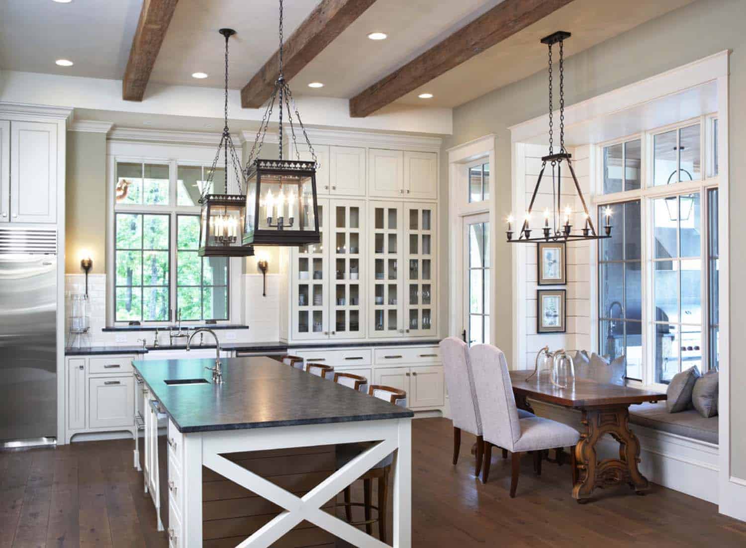 waterfront-house-traditional-kitchen