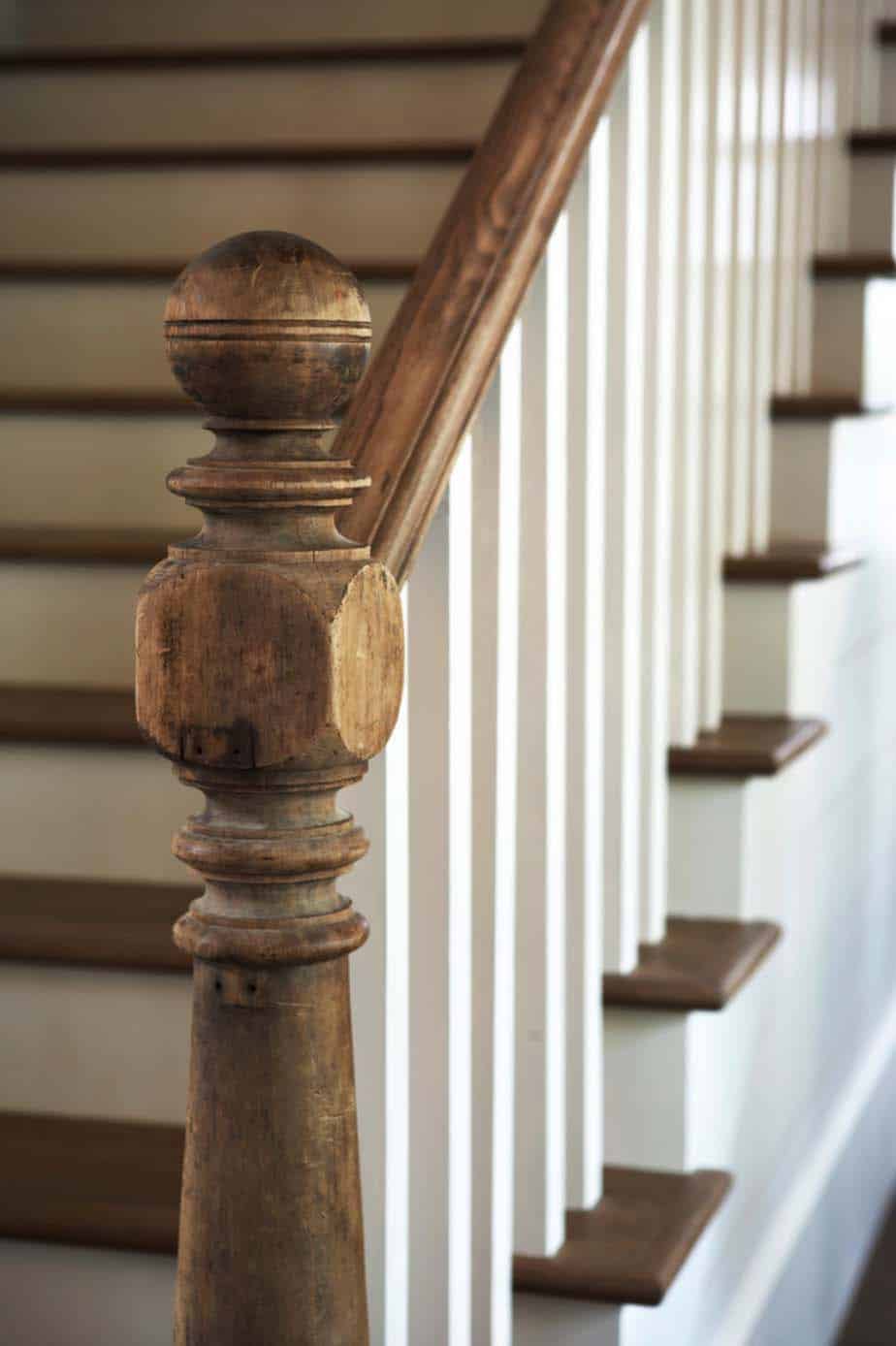 waterfront-house-traditional-staircase