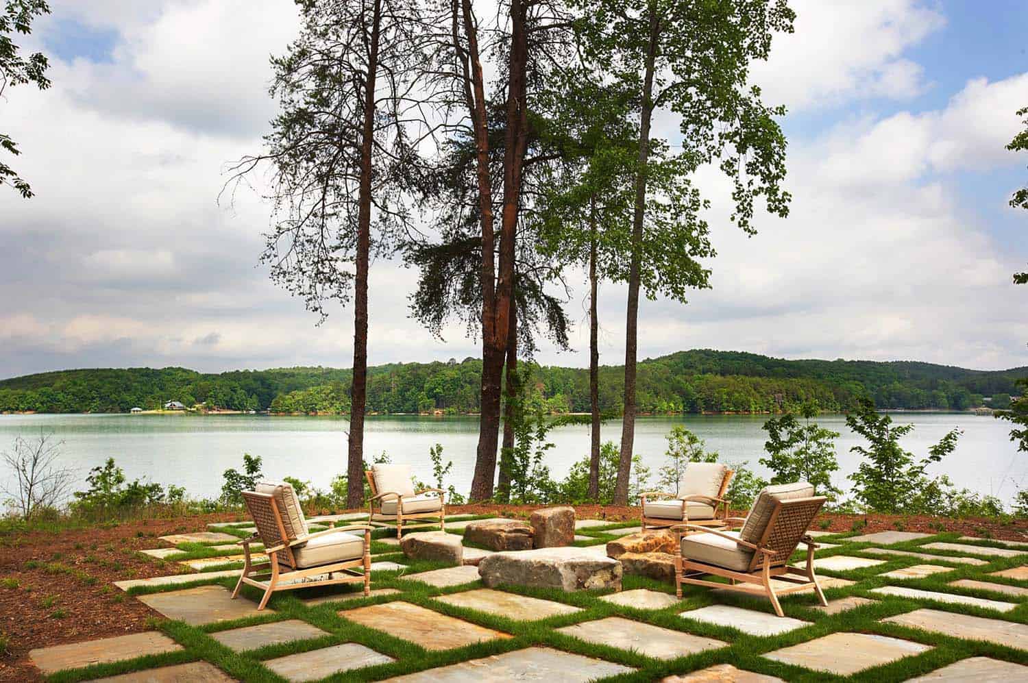 waterfront-house-traditional-landscape