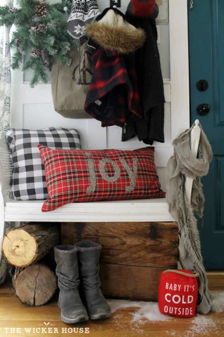 christmas-decorated-entryway-festive-accents