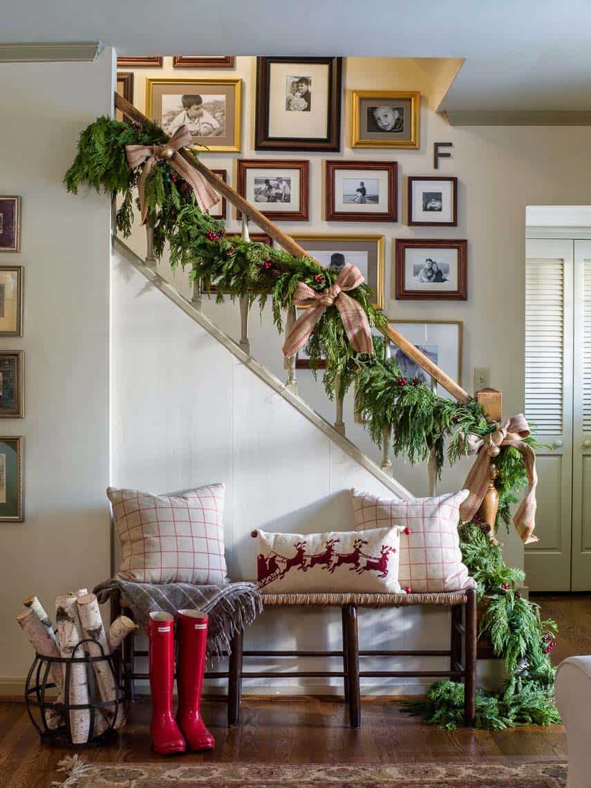 christmas-decorated-entryway-staircase-bench