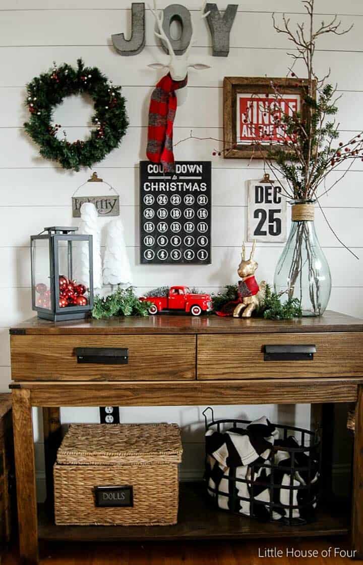 christmas-decorated-entryway-gallery-wall