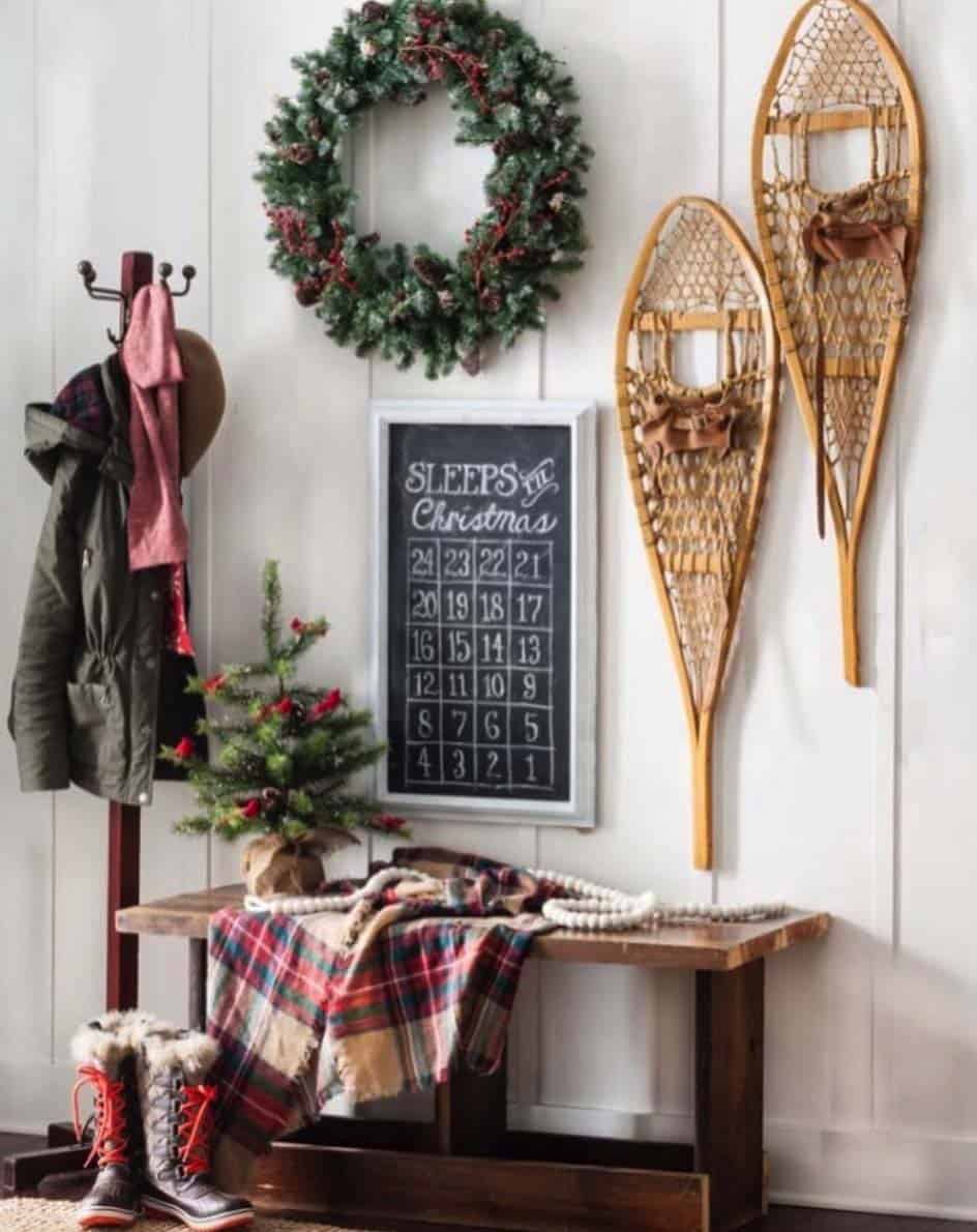 christmas-decorated-entryway-wall-decor