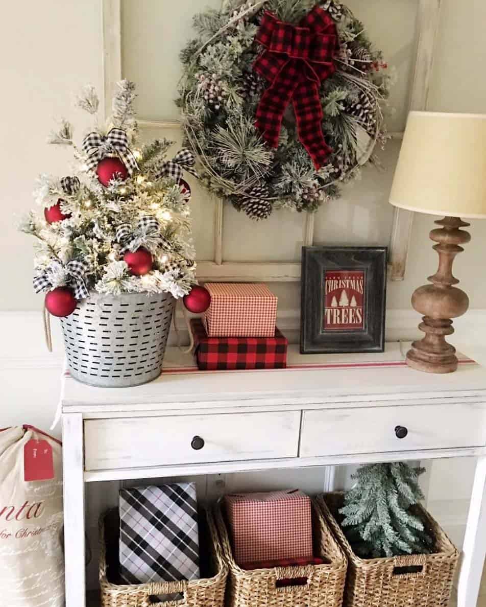 christmas-decorated-entryway-plaid-and-checkered