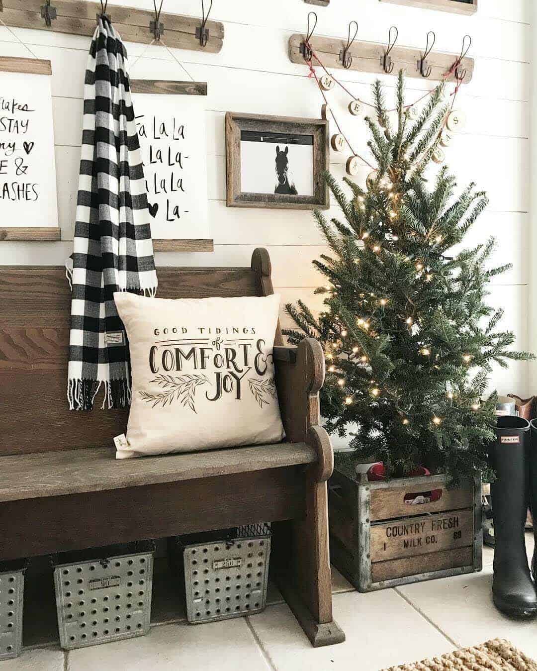 christmas-decorated-entryway-cozy-tree-lights