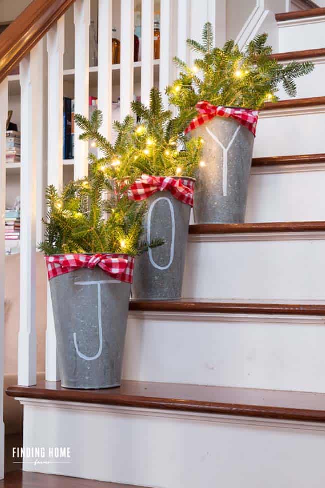 farmhouse-inspired-christmas-decorated-staircase