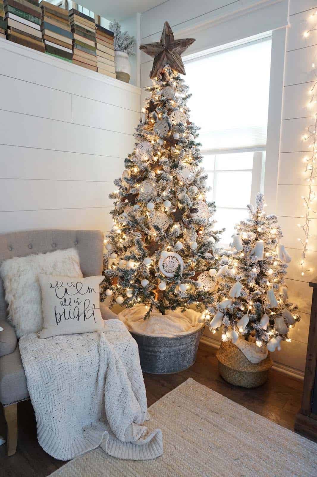 farmhouse-inspired-christmas-decor-neutral-living-room