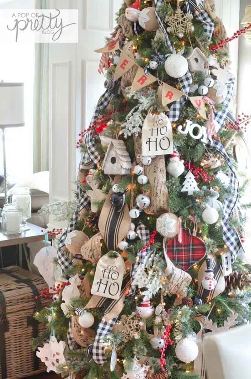 farmhouse-inspired-christmas-decorated-tree-plaid-buffalo-check