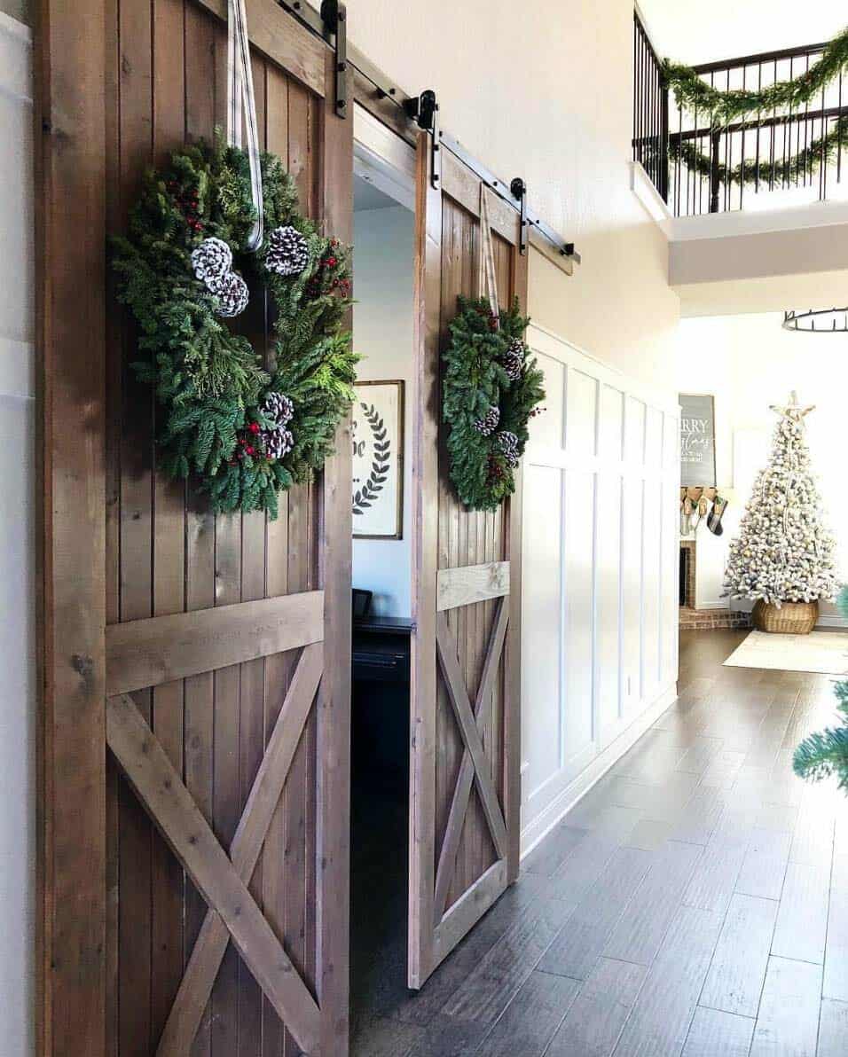 farmhouse-inspired-christmas-decor-wreaths