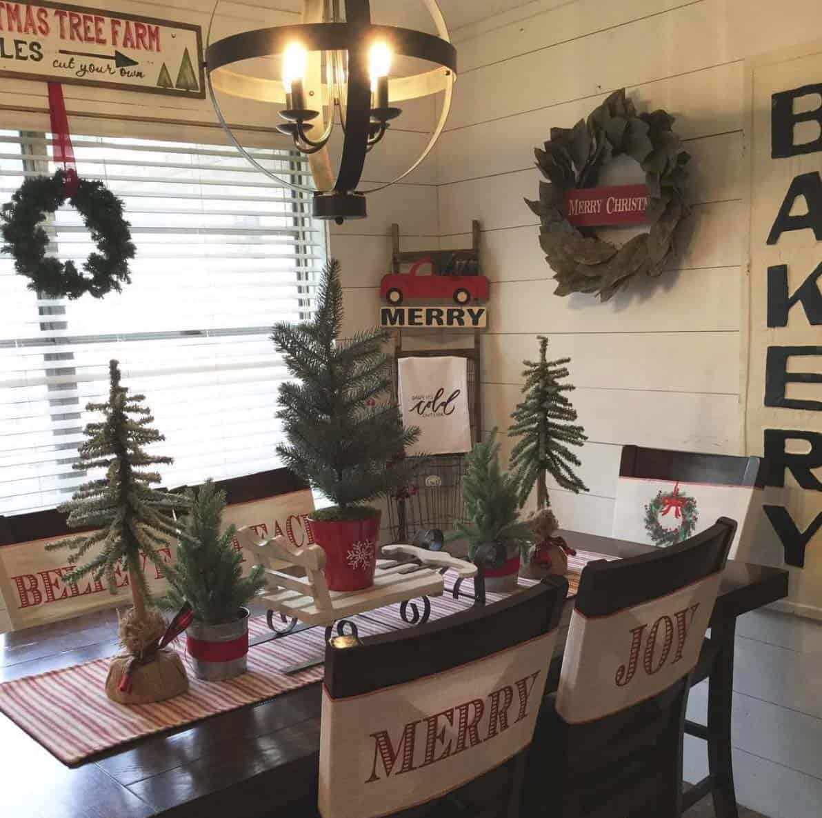 farmhouse-inspired-christmas-decorated-dining-room