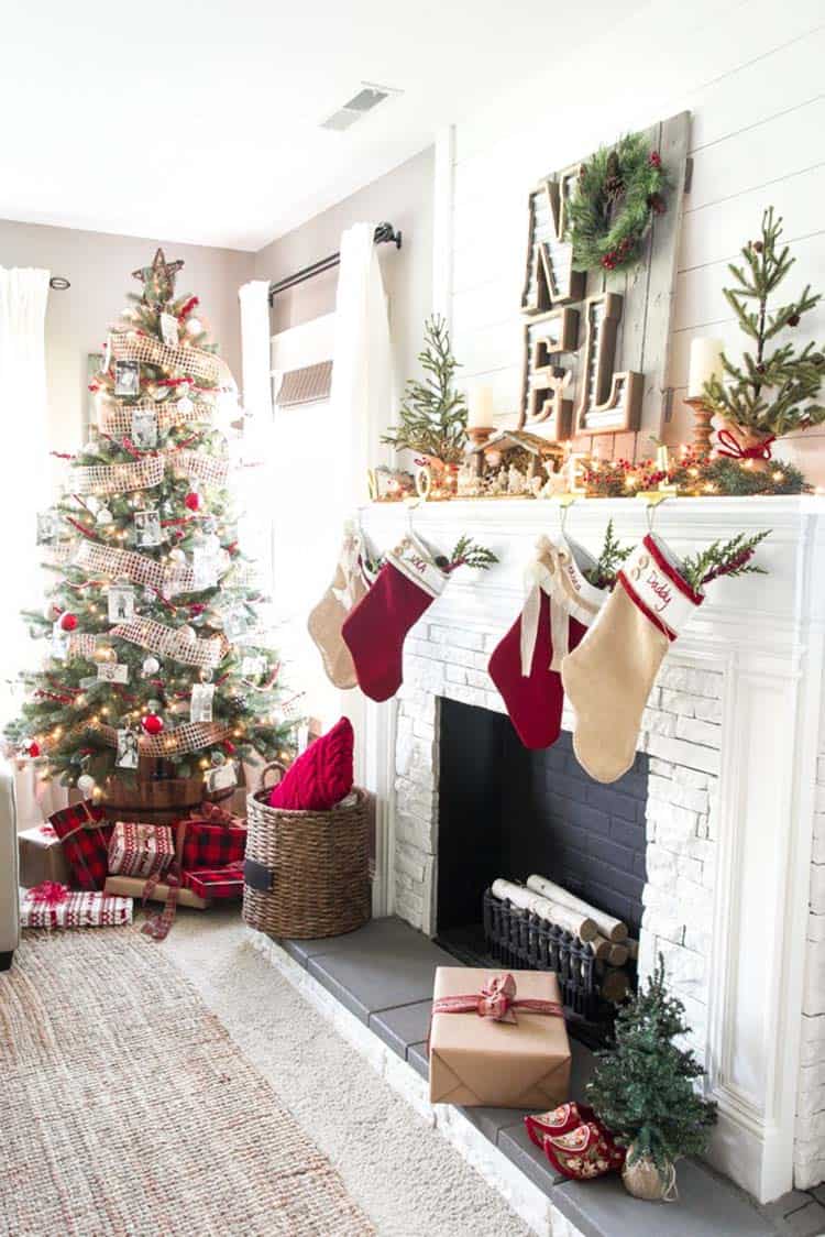 farmhouse-inspired-christmas-decorated-fireplace-mantel