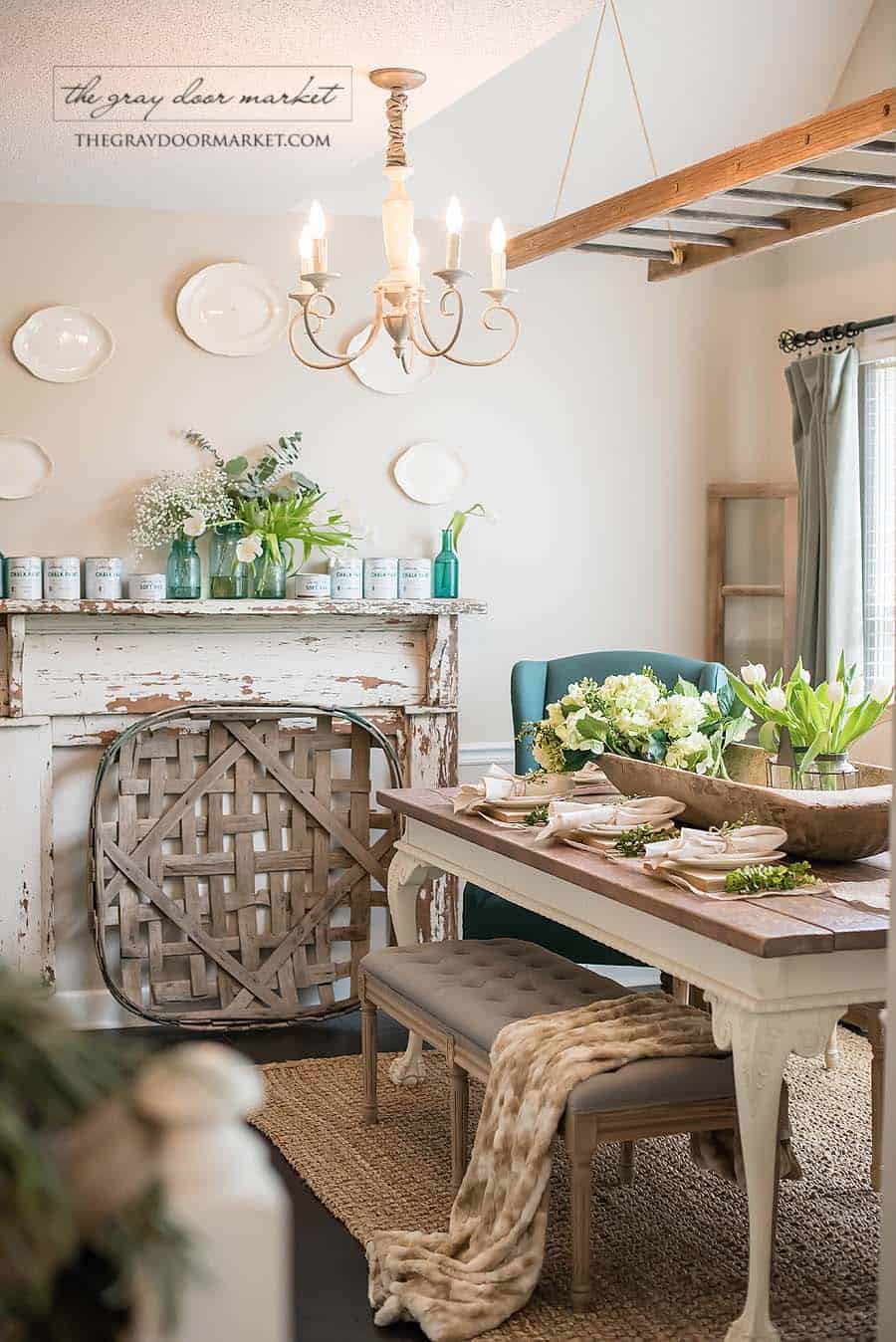 farmhouse-inspired-christmas-decorated-dining-table