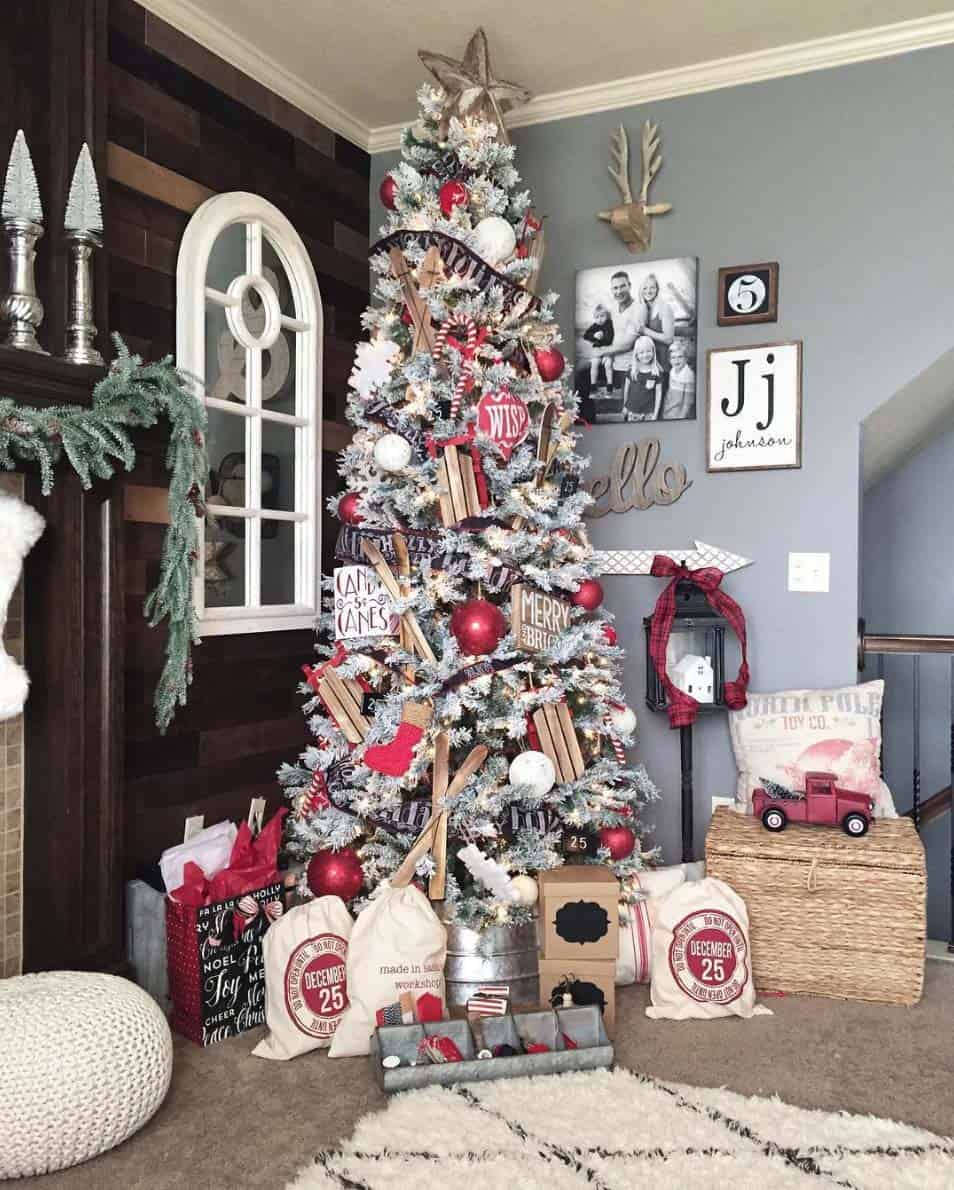 farmhouse-inspired-christmas-decorated-flocked-tree