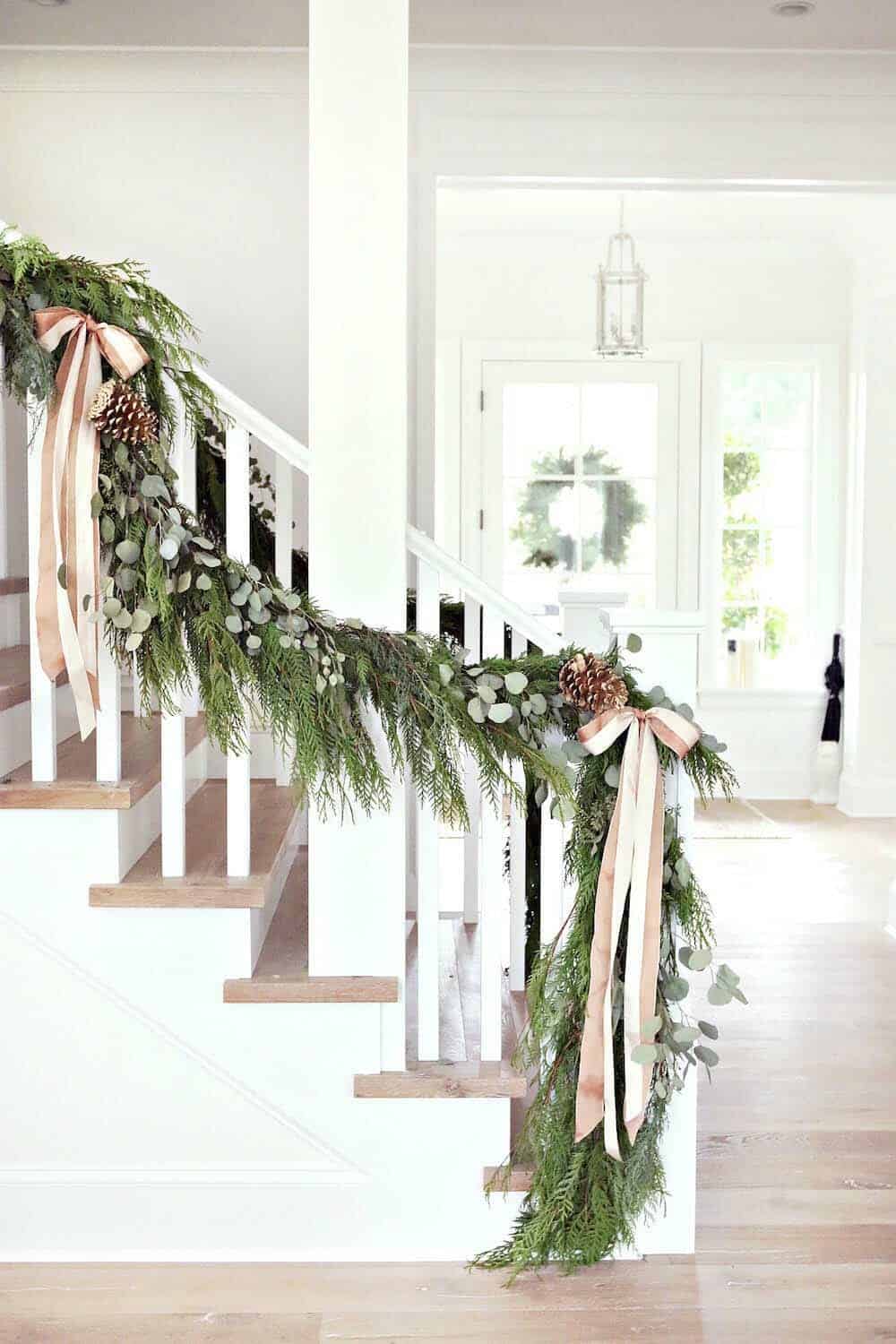 farmhouse-inspired-christmas-decorated-staircase