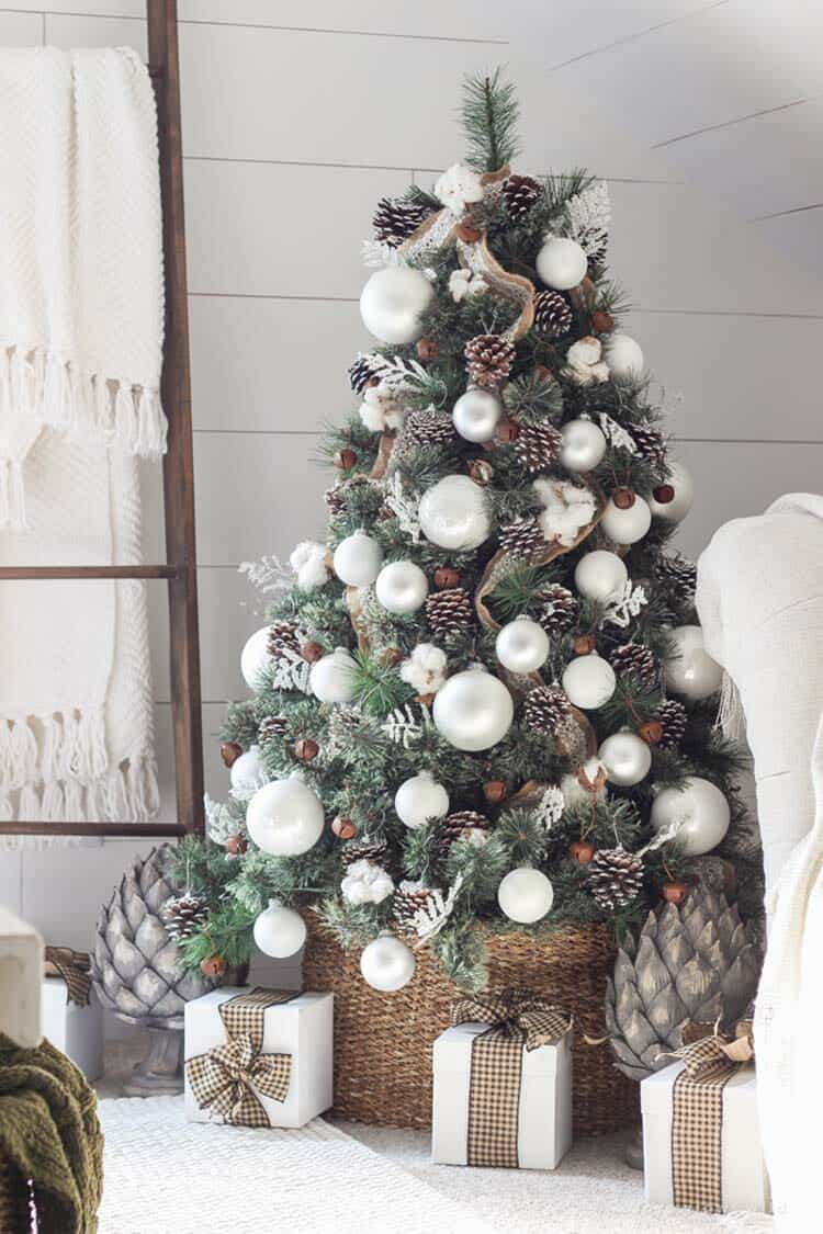 farmhouse-inspired-christmas-decorated-bedroom-tree