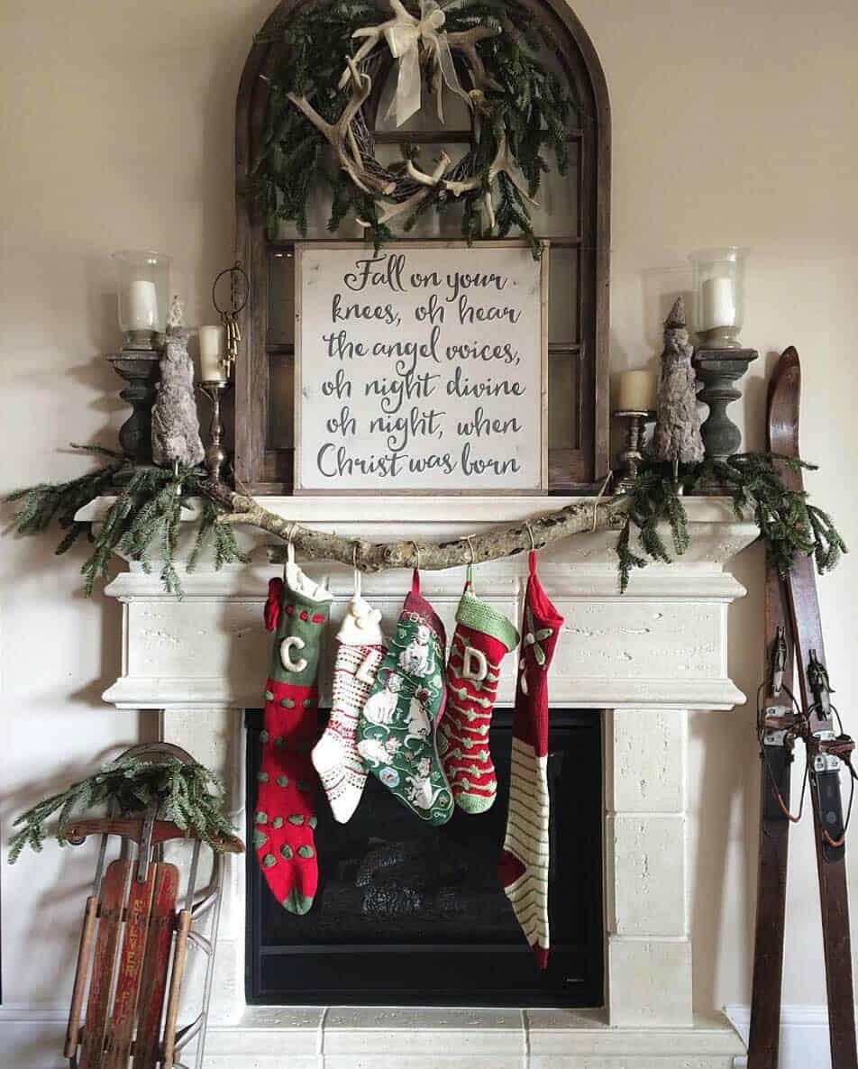 farmhouse-inspired-christmas-decorated-fireplace-mantel