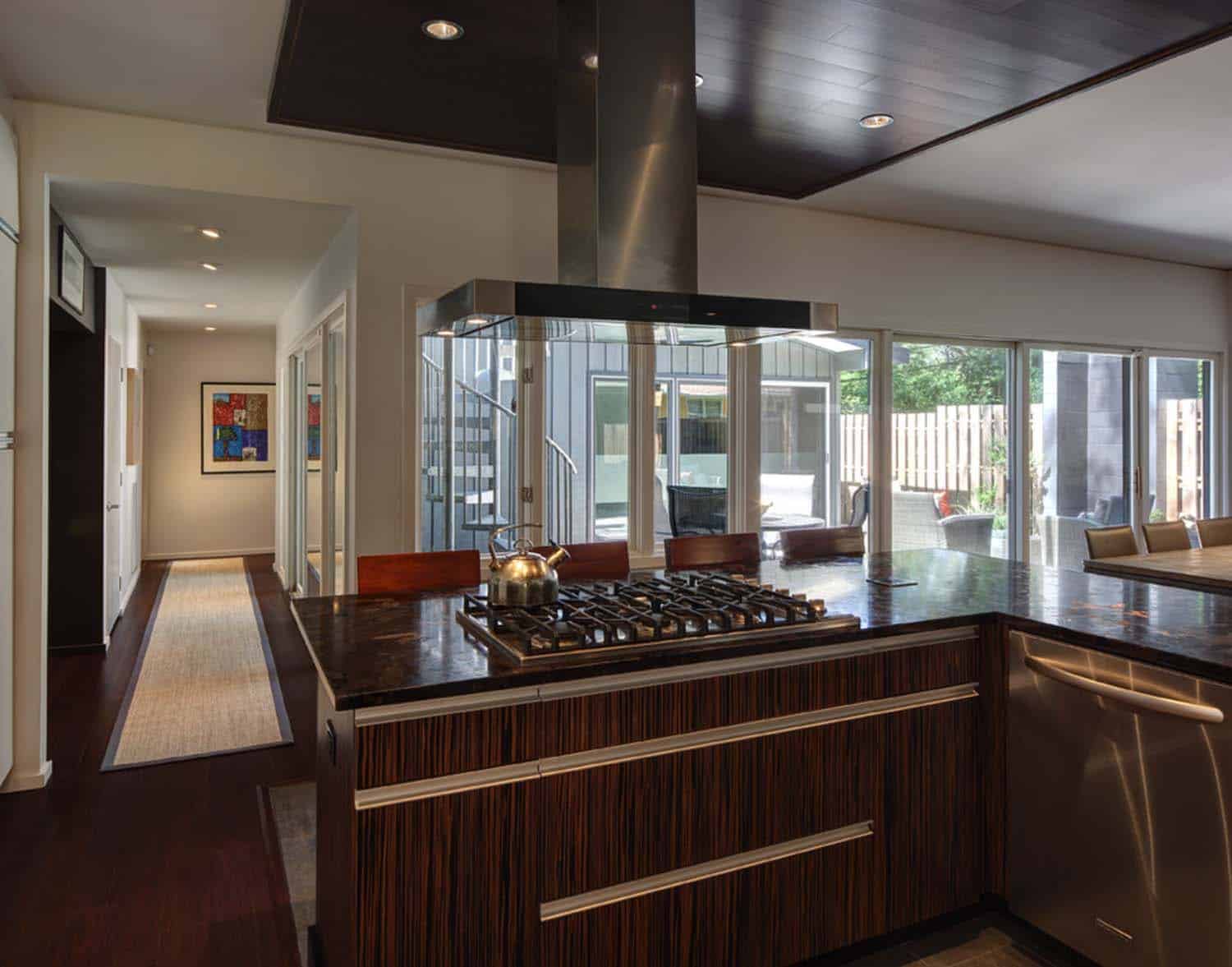 courtyard-house-contemporary-kitchen