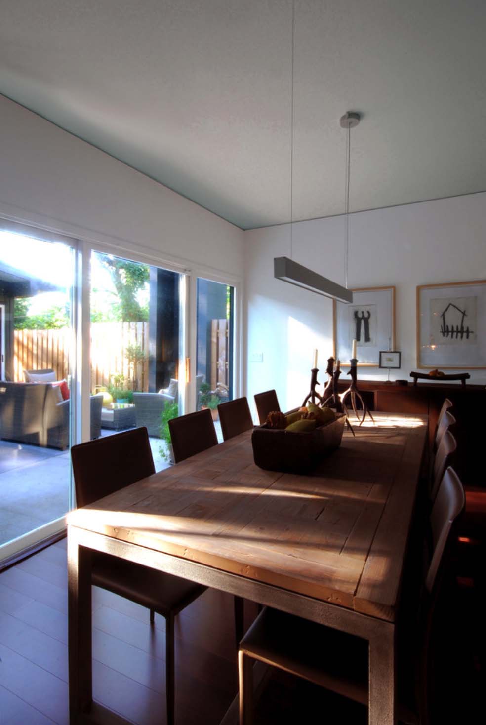 courtyard-house-contemporary-dining-room
