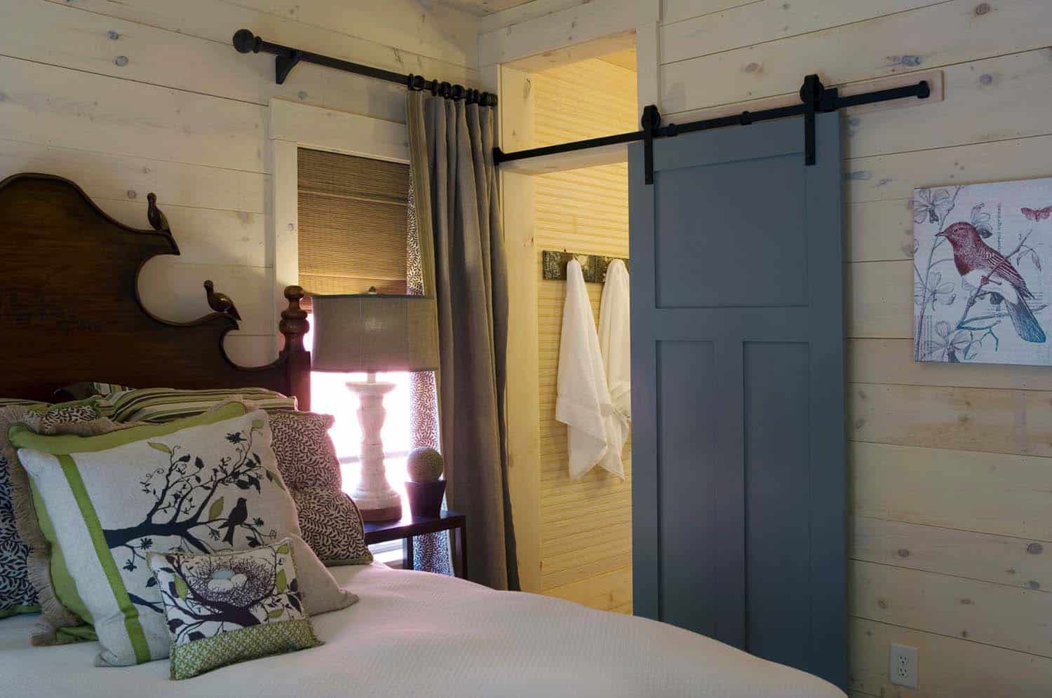 cottage-rustic-bedroom