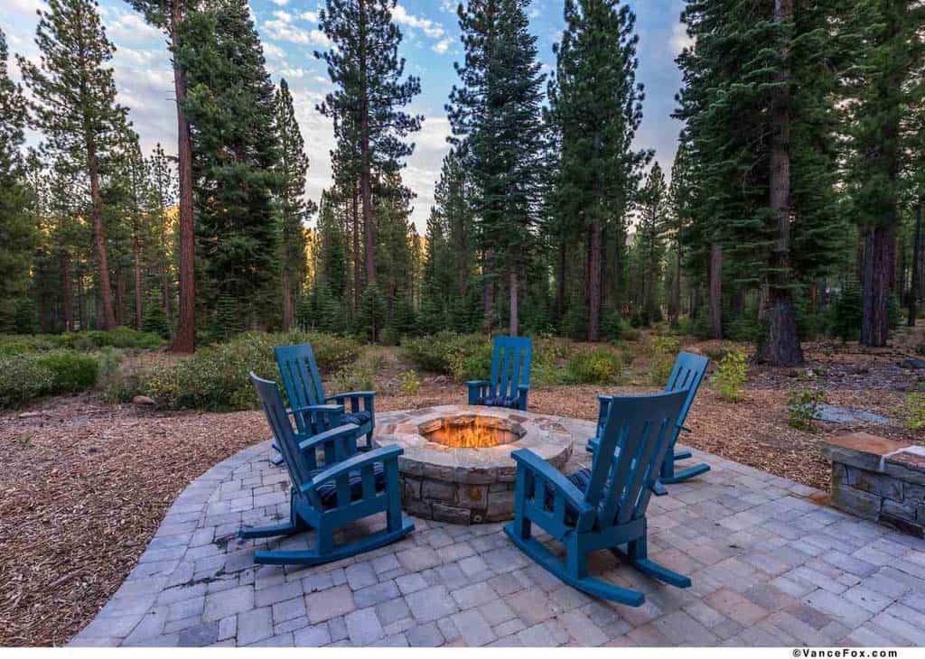 contemporary-mountain-home-patio