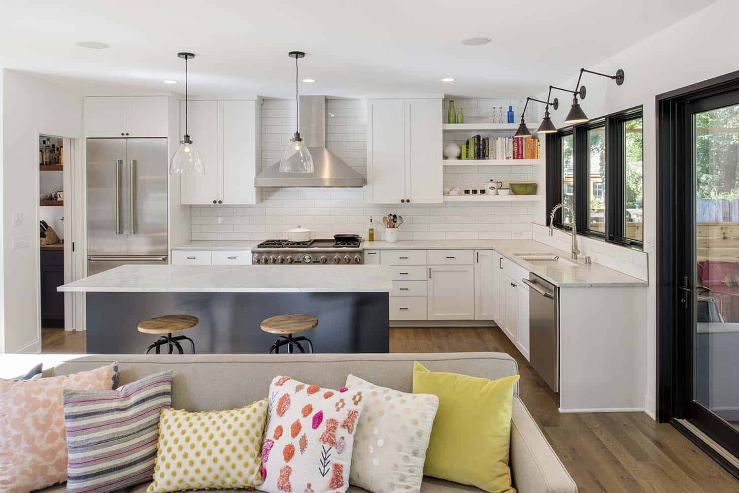 residence-modern-farmhouse-kitchen