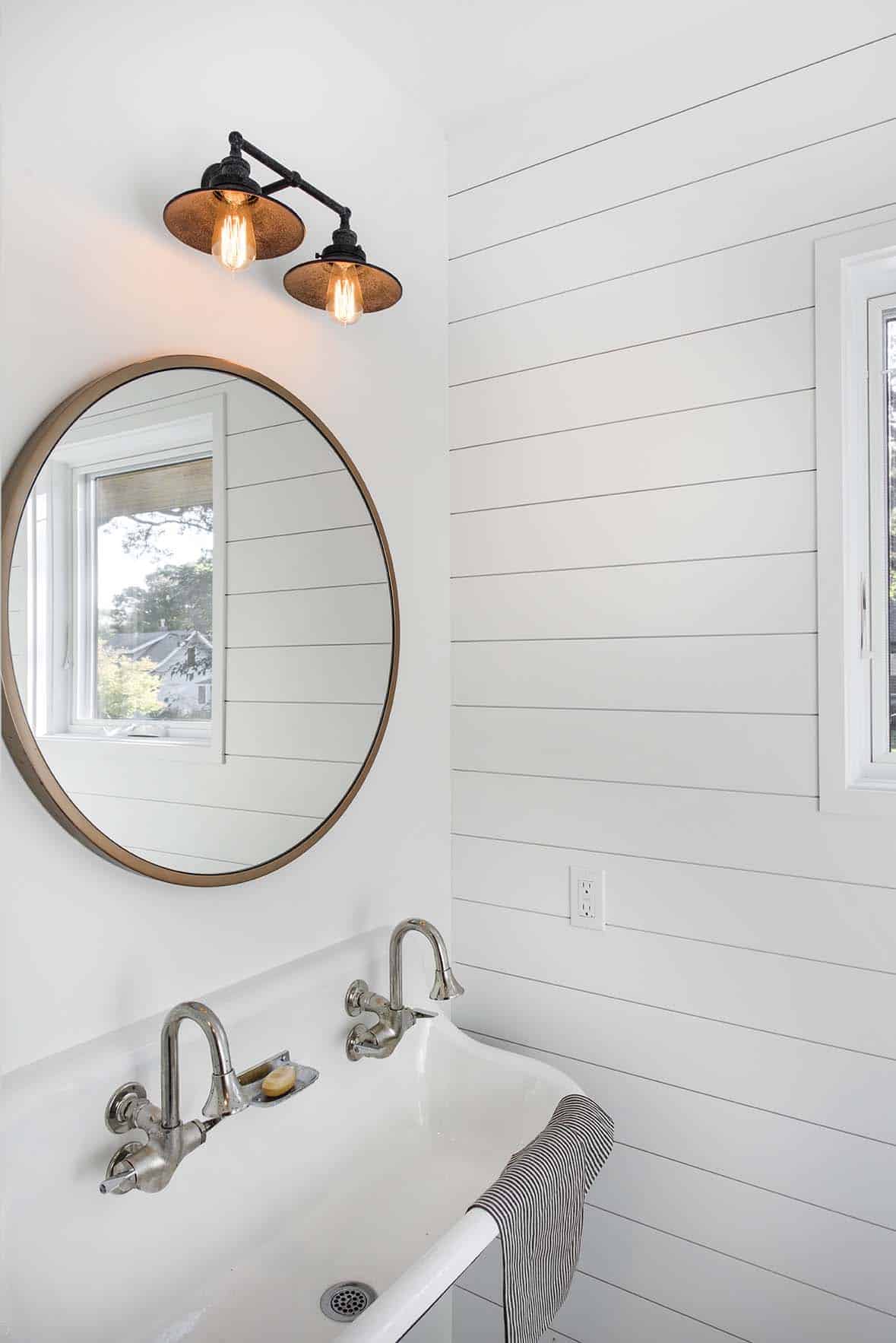 residence-modern-farmhouse-bathroom