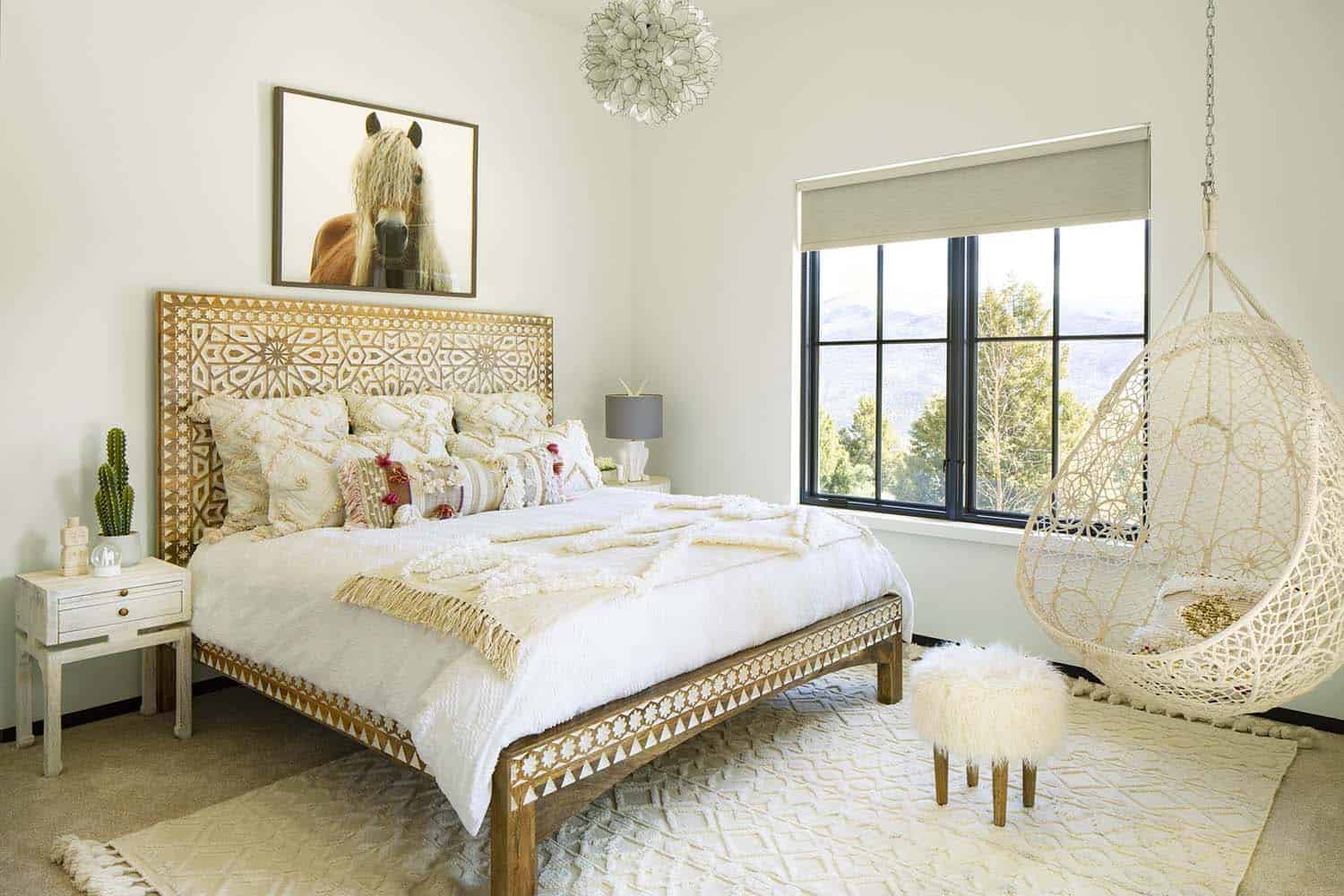 mountain-modern-home-bedroom