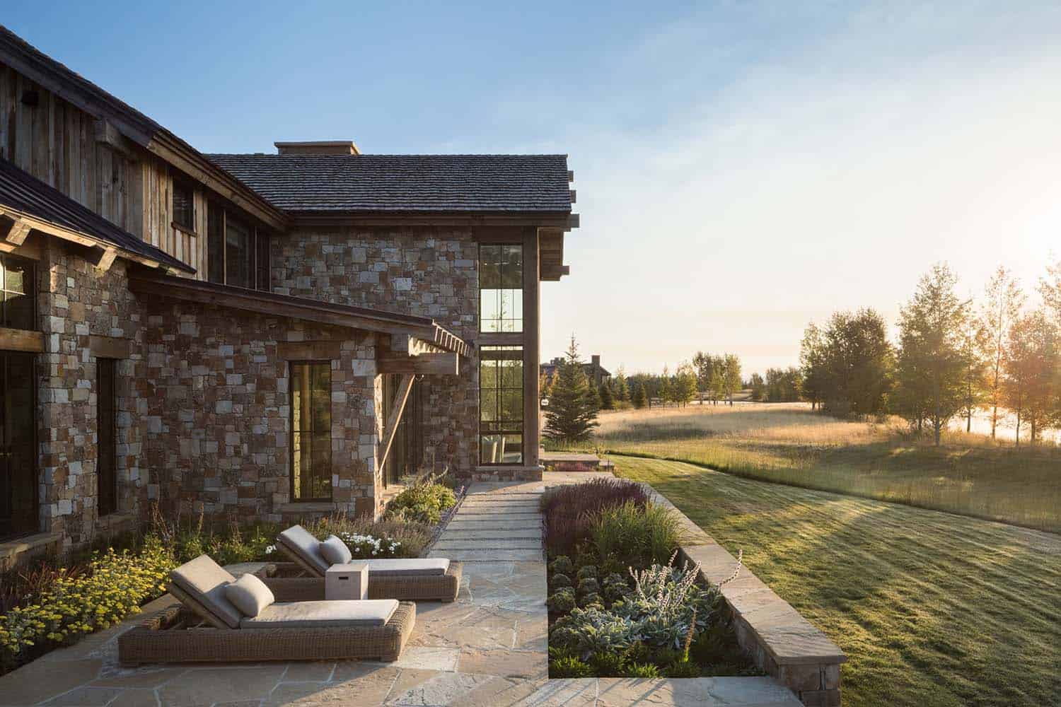 rustic-mountain-home-patio