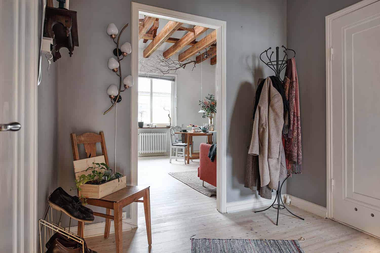 small-apartment-interior-scandinavian-entry