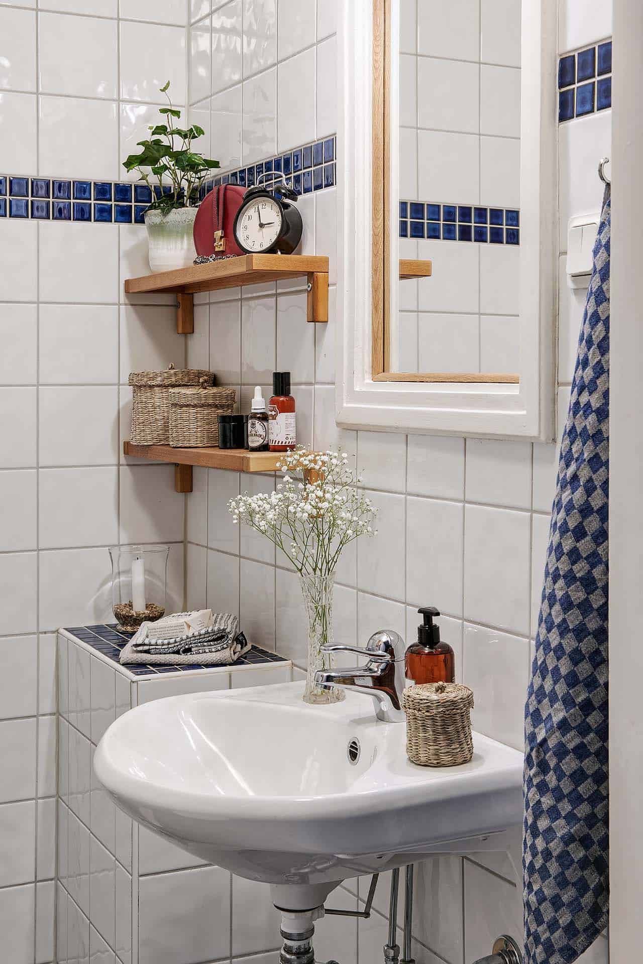 small-apartment-interior-scandinavian-bathroom