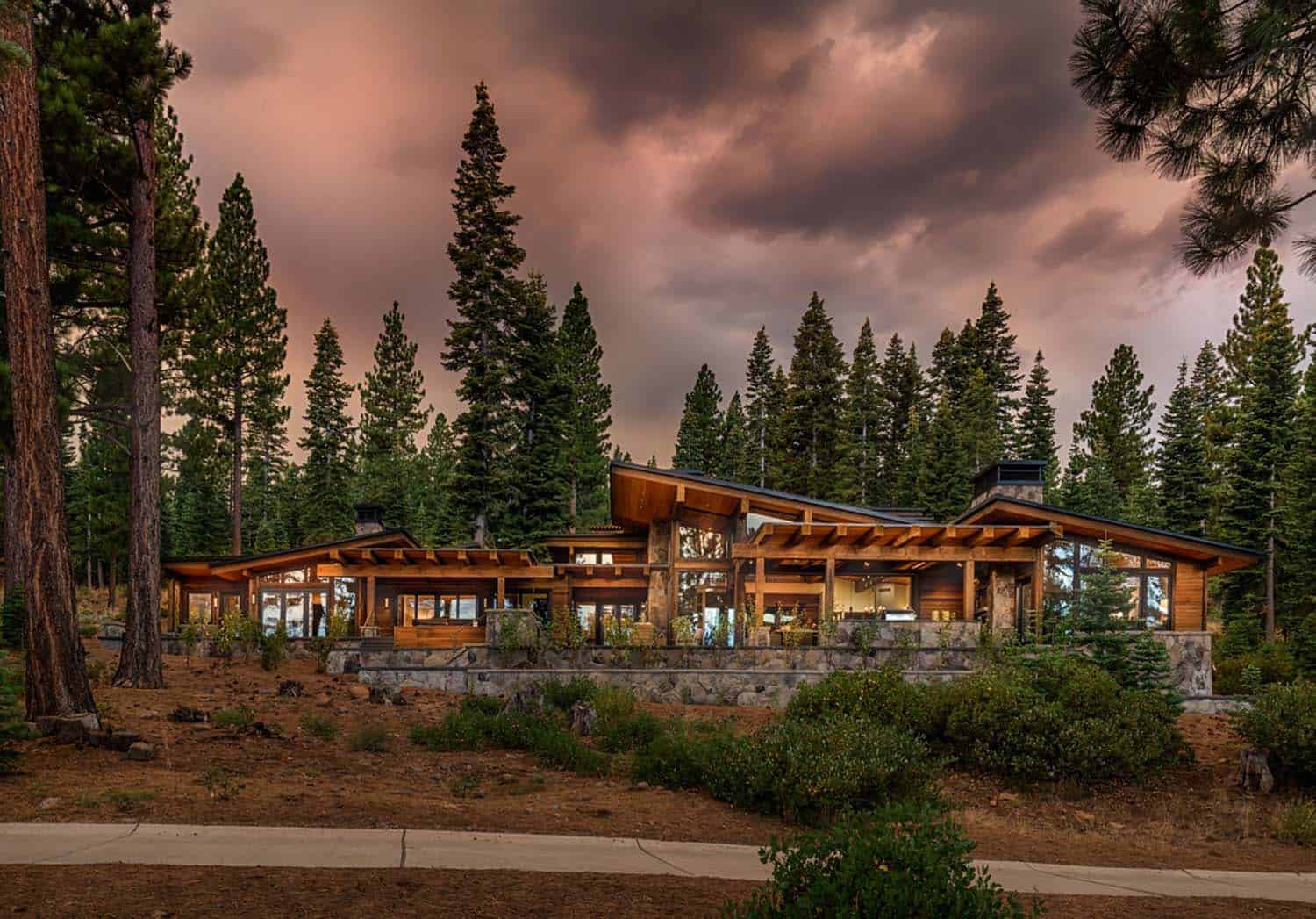transitional-style-mountain-home-exterior