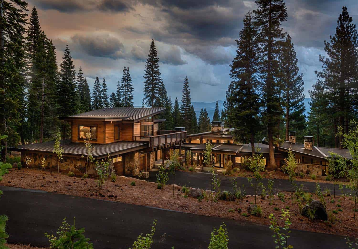 transitional-style-mountain-home-exterior