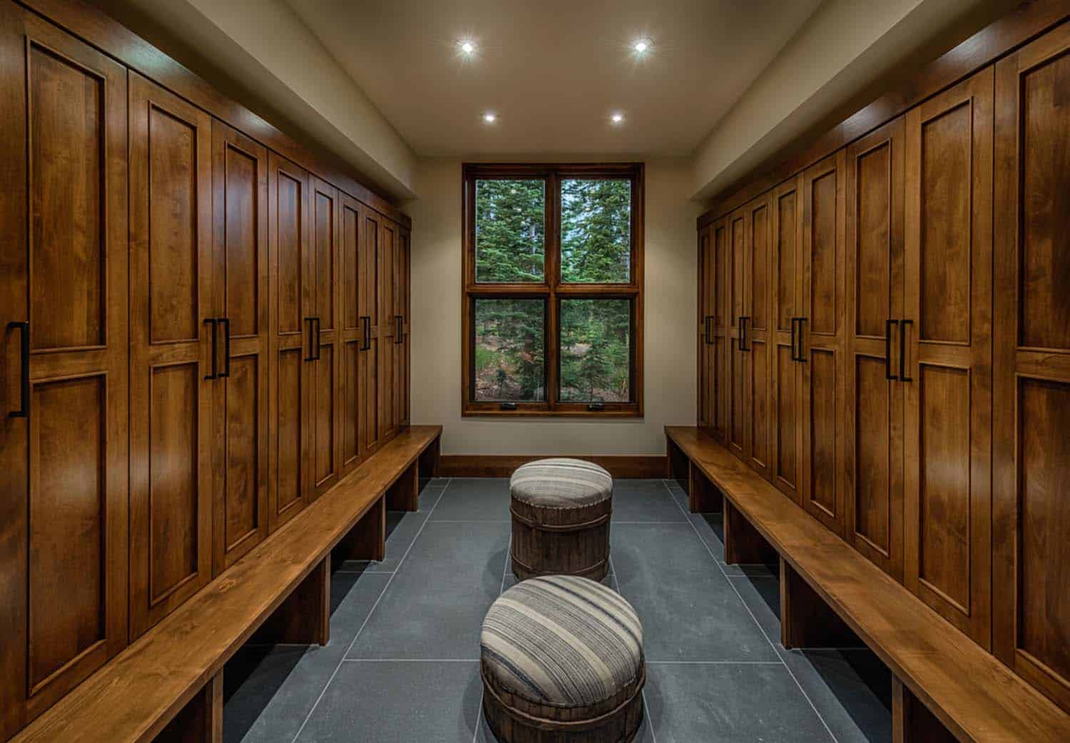 transitional-style-mountain-home-mudroom