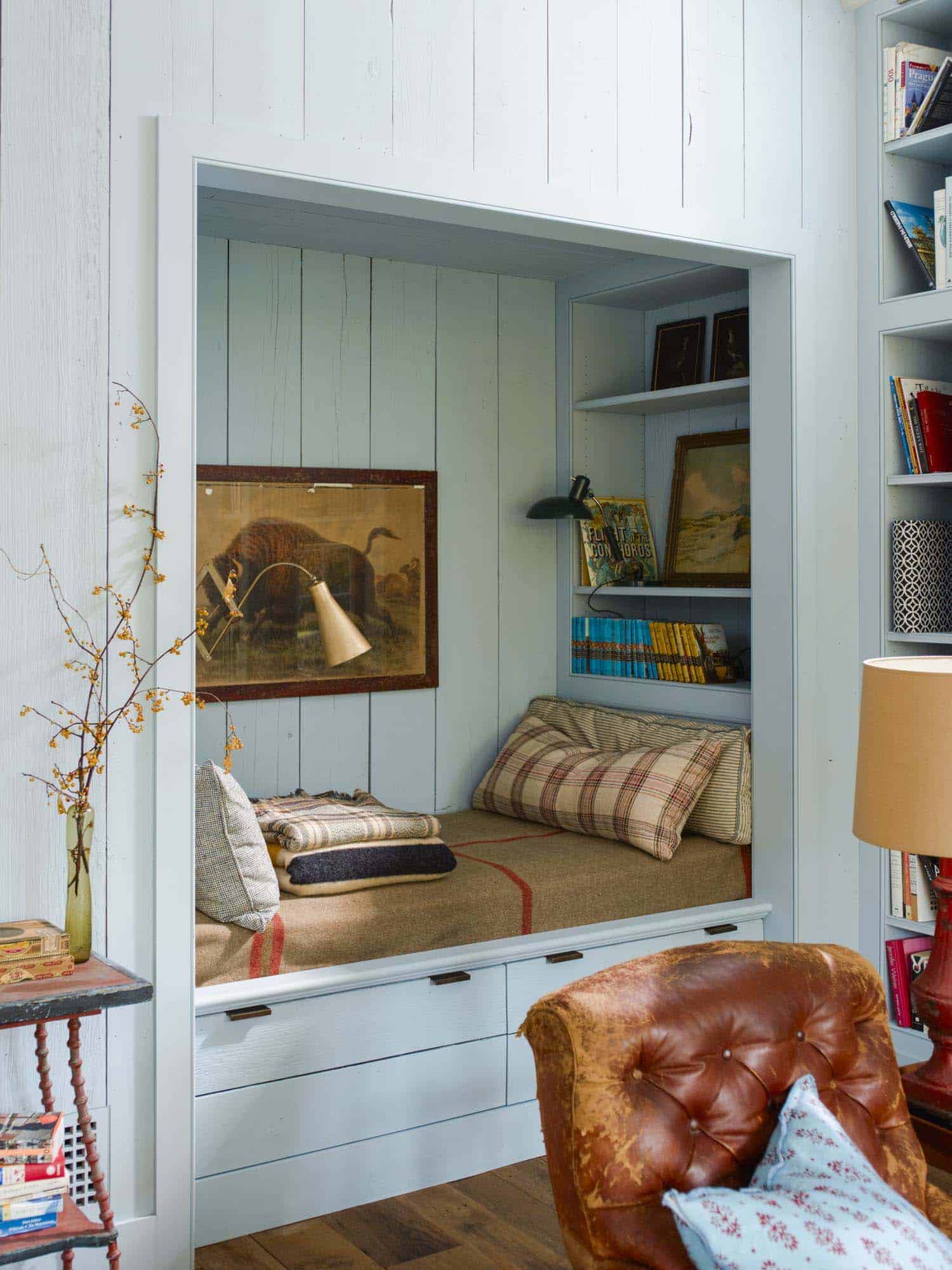 countryside-home-built-in-reading-nook