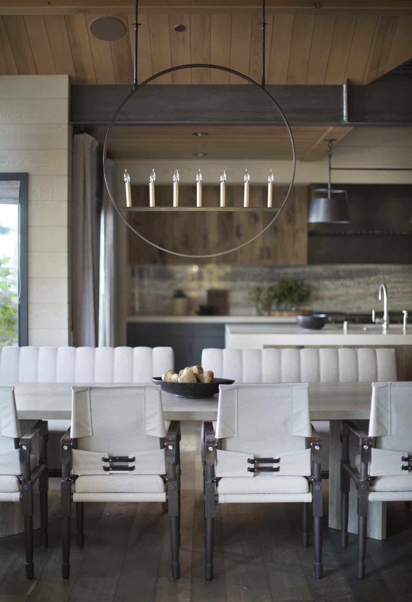 rustic-lake-house-dining-room