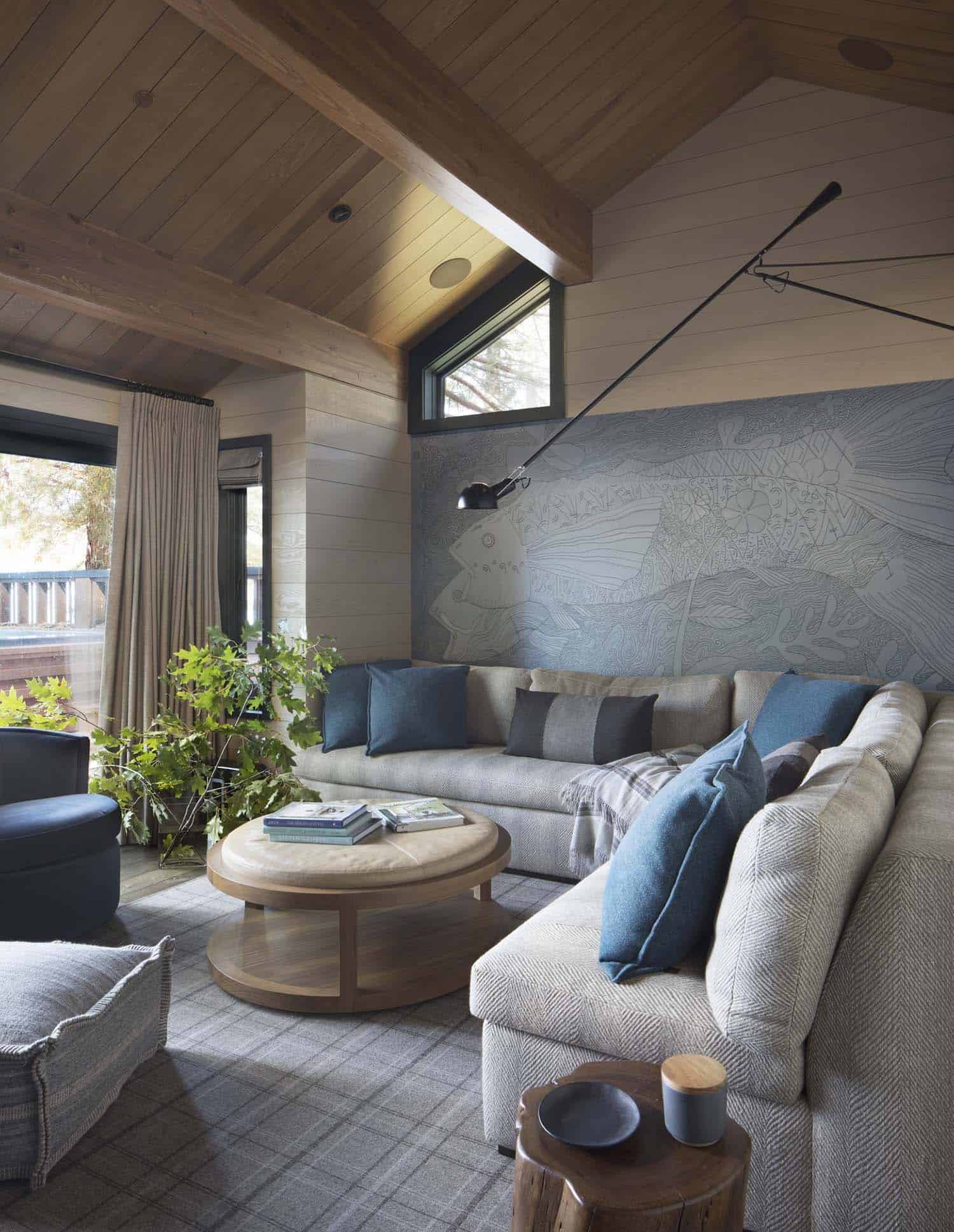 rustic-lake-house-family-room
