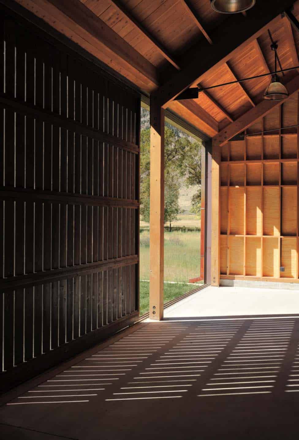 ranch-rustic-garage