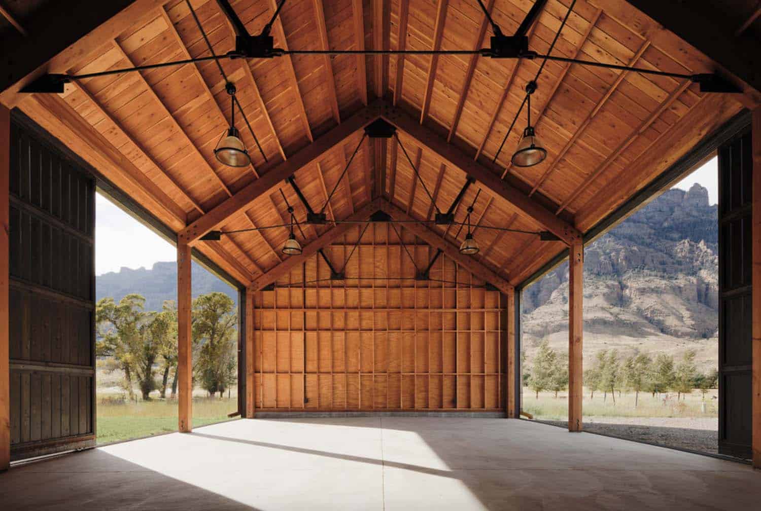 ranch-rustic-garage