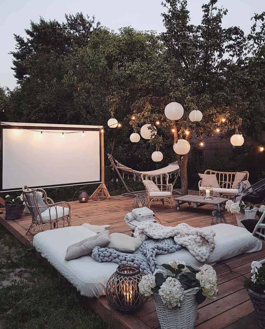 outdoor-living-space-movie-screen