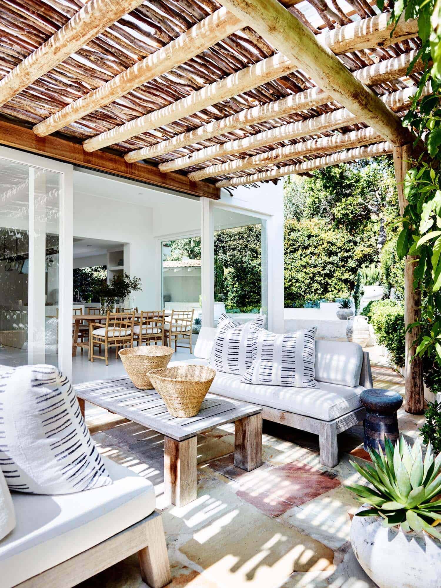 outdoor-living-space-pergola