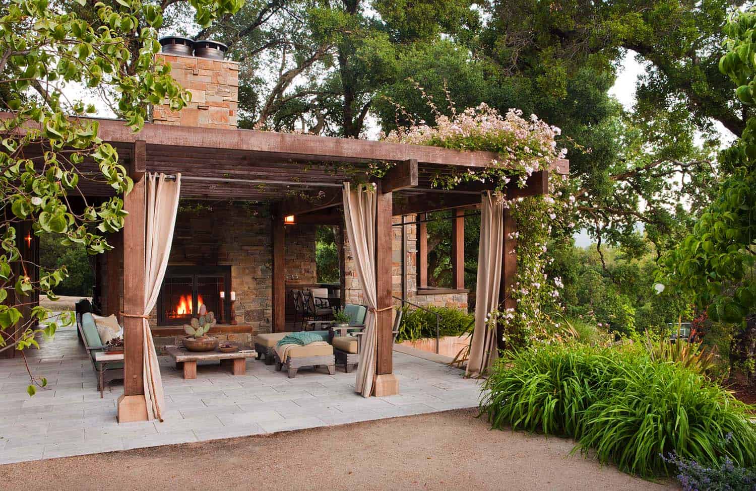 outdoor-living-space-fireplace-pergola