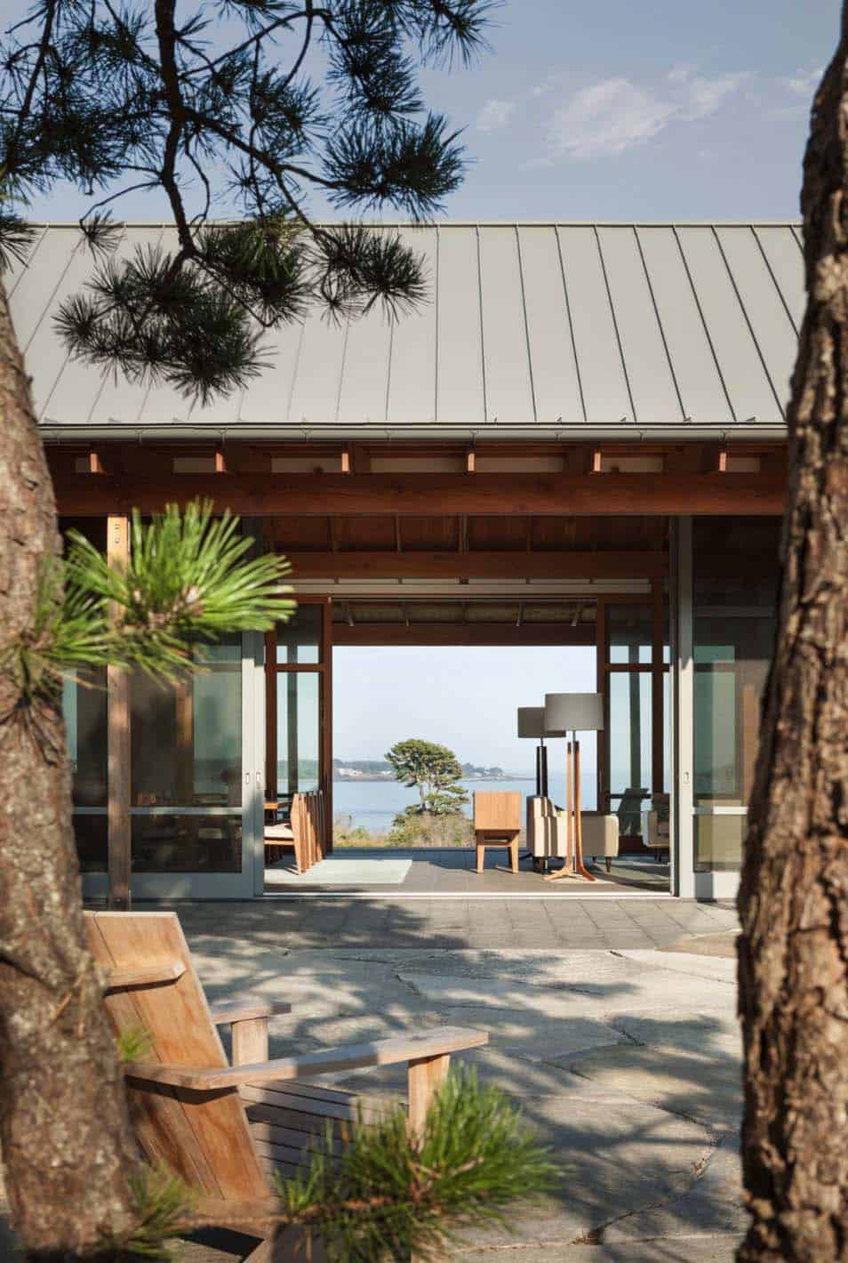 modernized-farmhouse-coastal-retreat-courtyard