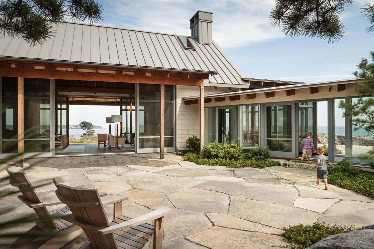 modernized-farmhouse-coastal-retreat-courtyard