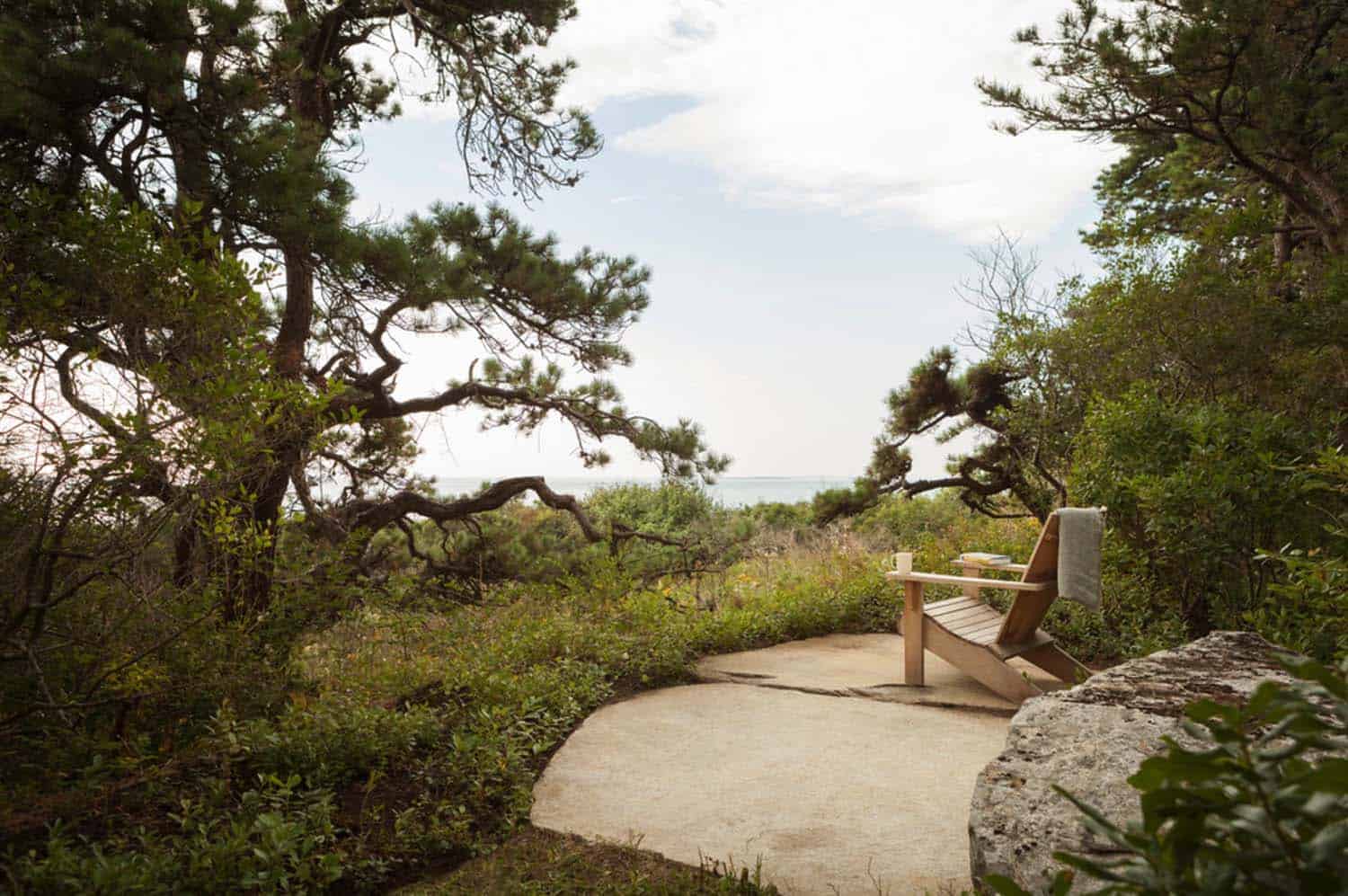 modernized-farmhouse-coastal-retreat-landscape