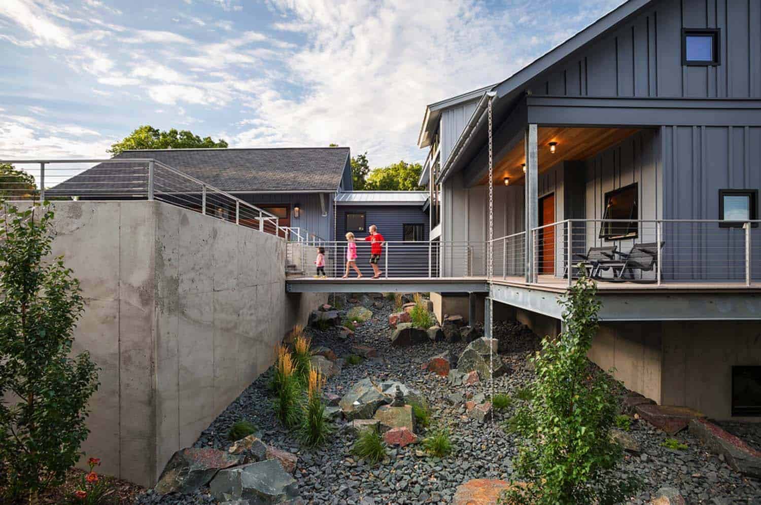 contemporary-lake-minnetonka-home-landscape