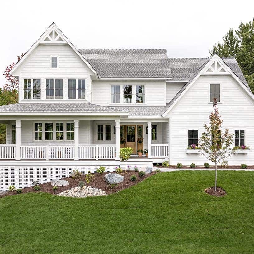 farmhouse-style-home-exterior