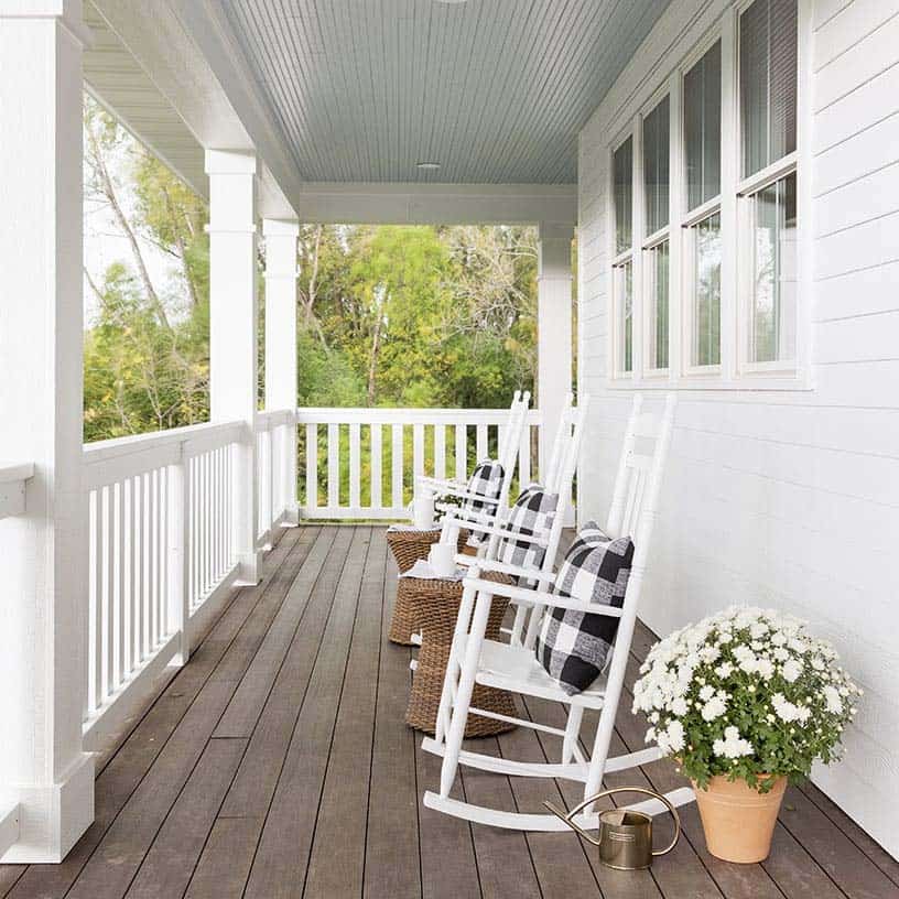 farmhouse-style-home-front-porch