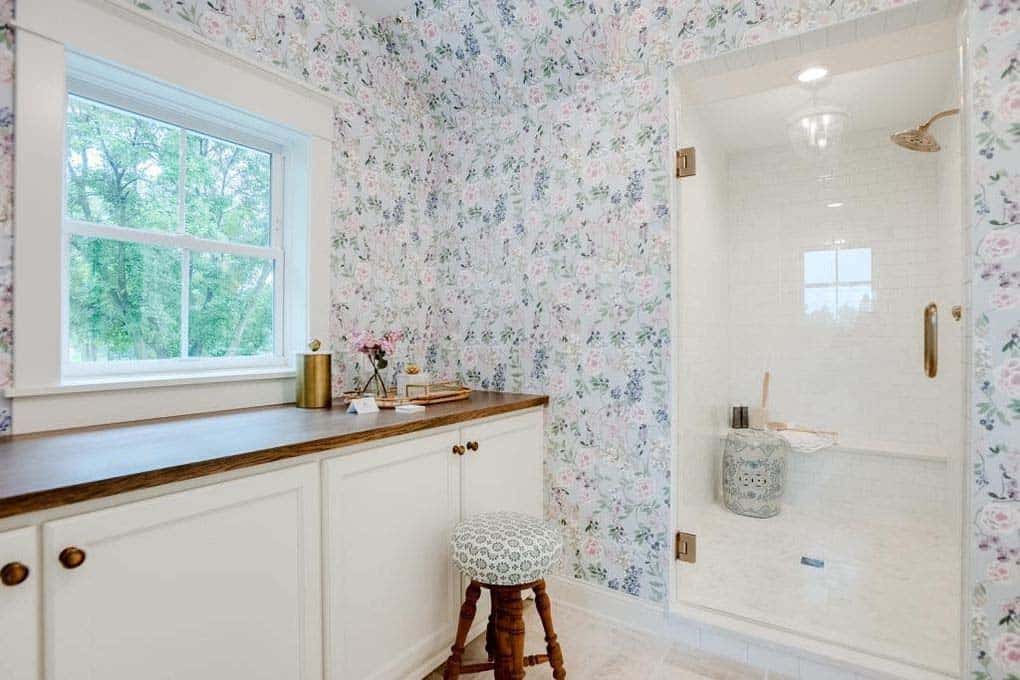 farmhouse-style-bathroom