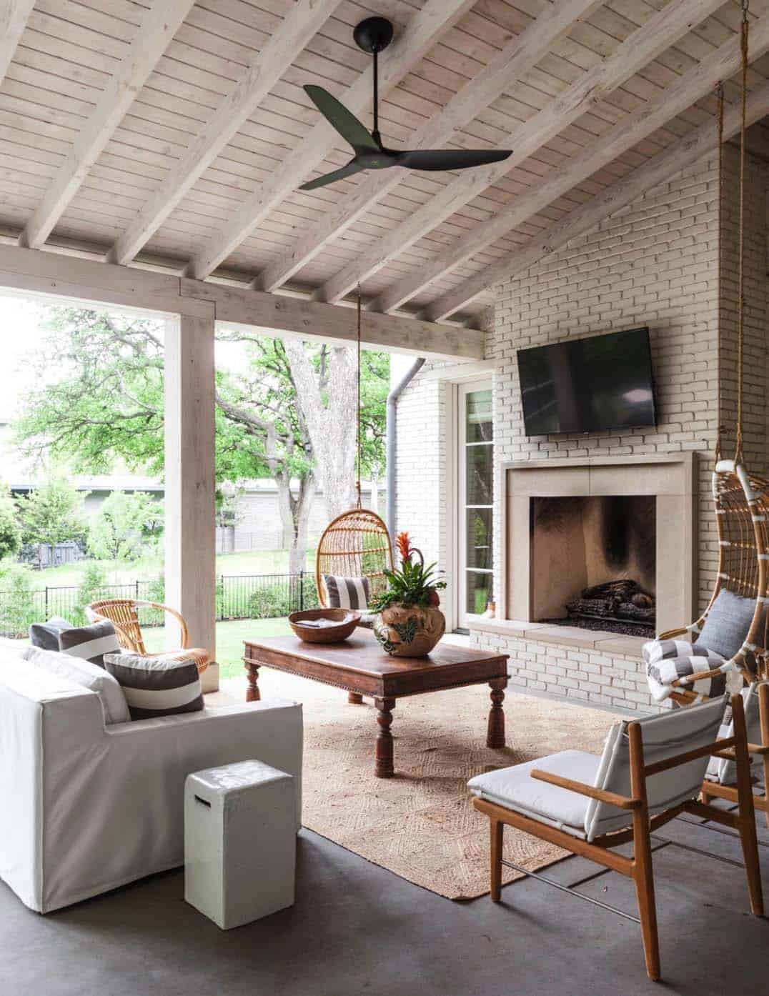 transitional-covered-patio-texas